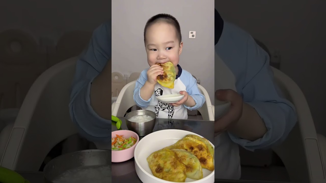 一口气吃了两个韭菜盒子，宝宝撑得像个幸福的河豚 😋#寶寶吃飯#小吃貨的日常