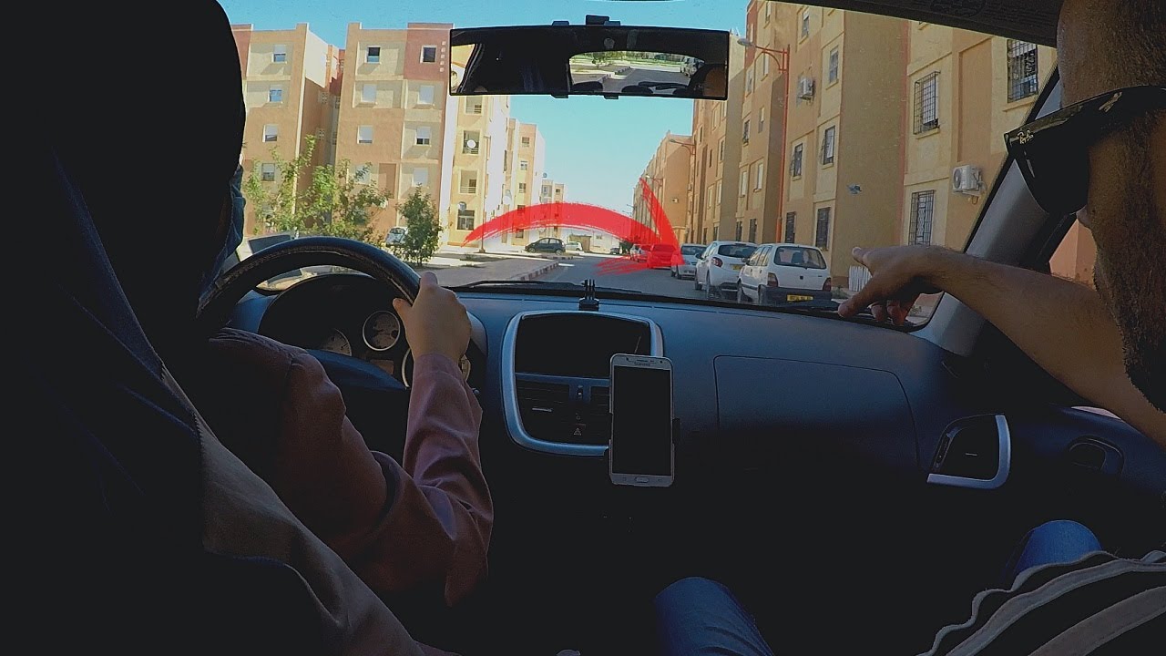 الركن بين سيارتين في مكان ضيق خاص بالمبتدئين