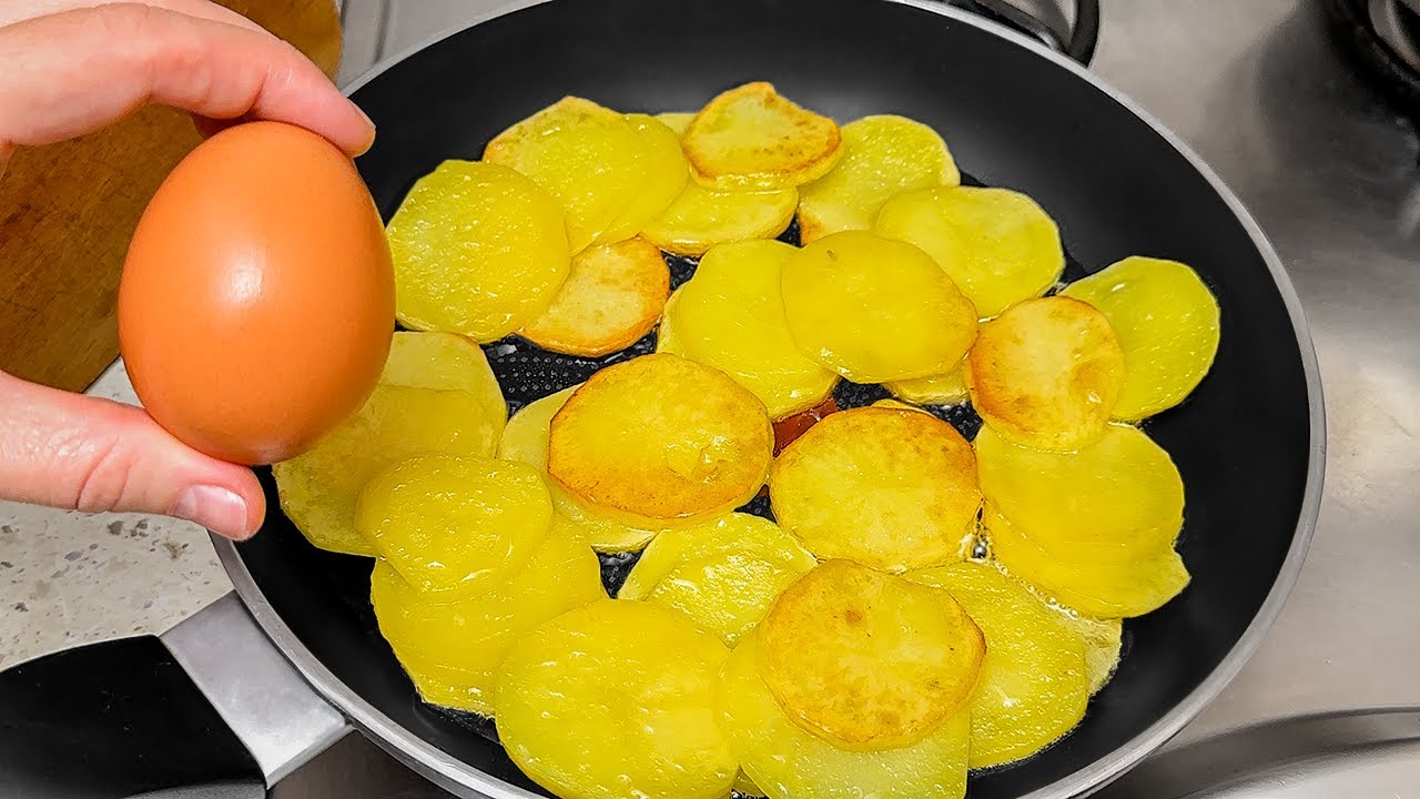 Жареная картошка с яйцом! Всего 5 минут и вкусный и легкий ужин готов.
