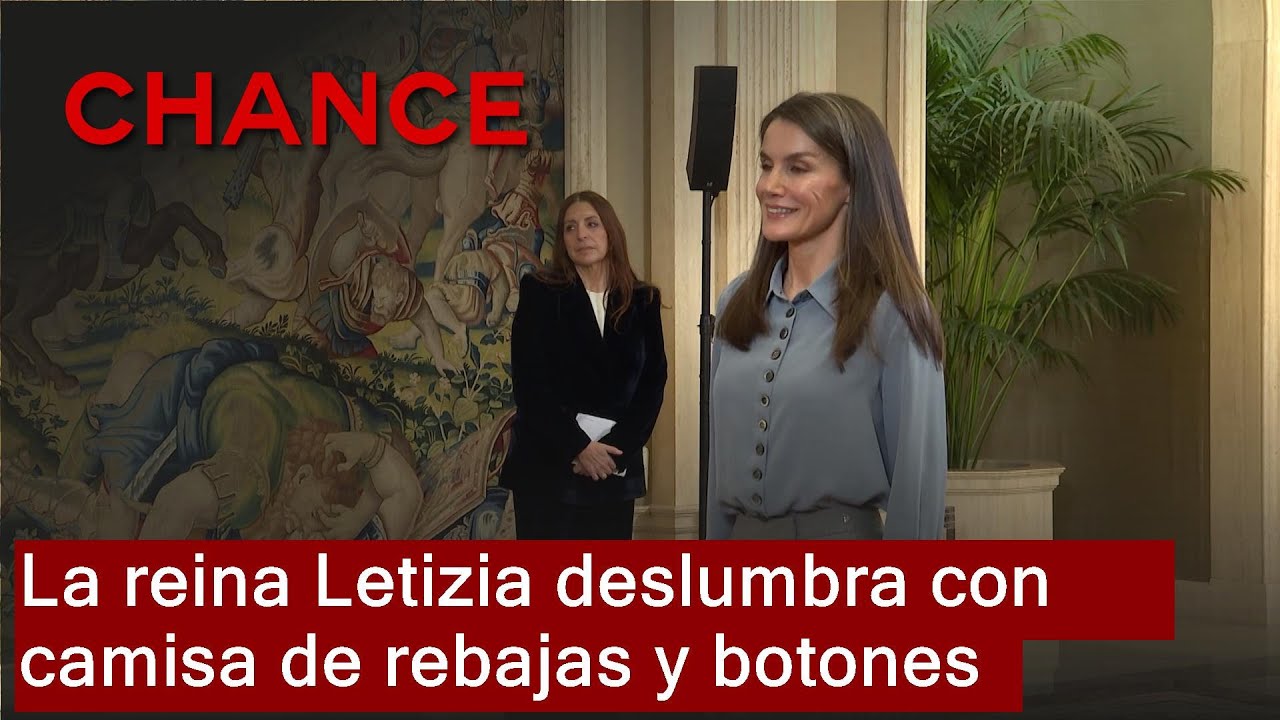 La reina Letizia arrasa con una camisa de rebajas con una original hilera de botones