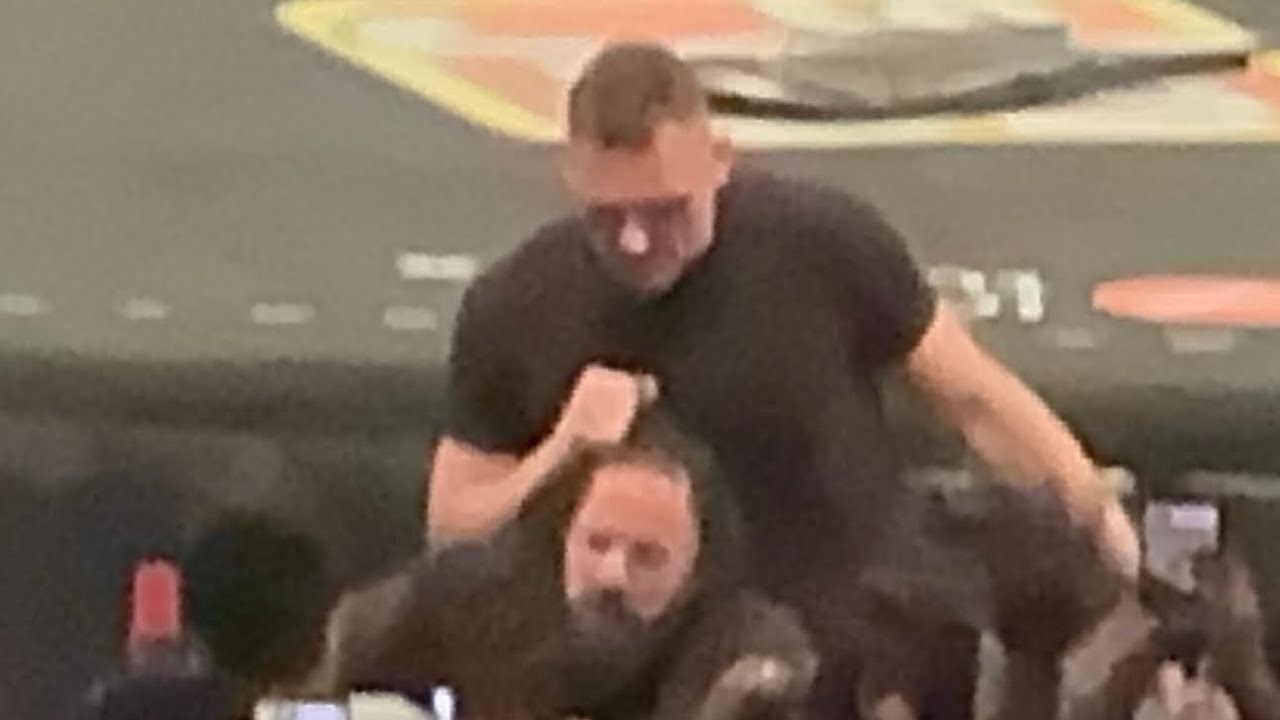 Гантер нападает на Сета Роллинза на #WWERAW из MSG