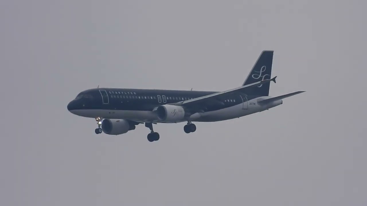スターフライヤー旅客機 福岡アイランドシティー付近で車輪を下げて福岡空港へ着陸