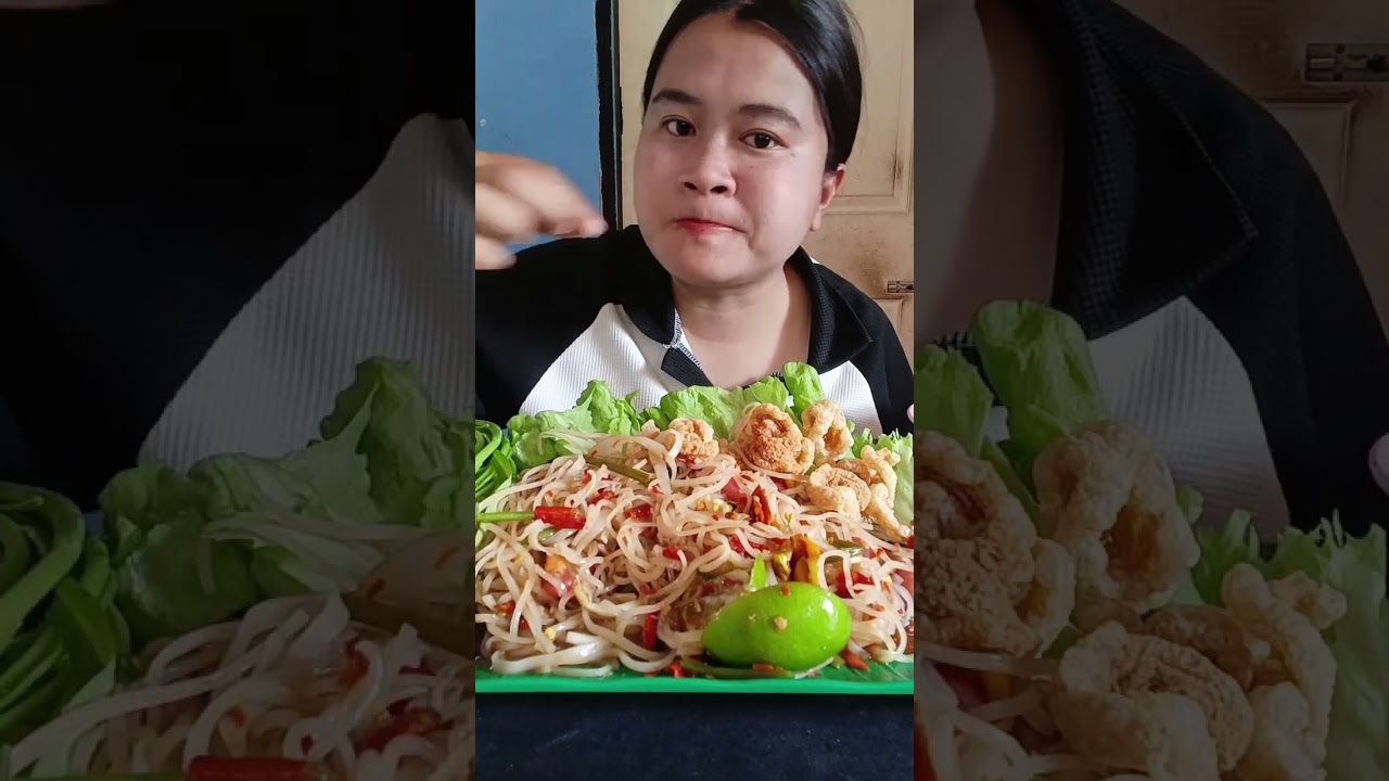 ตำเส้นเล็กแคปหมูกรอบๆ