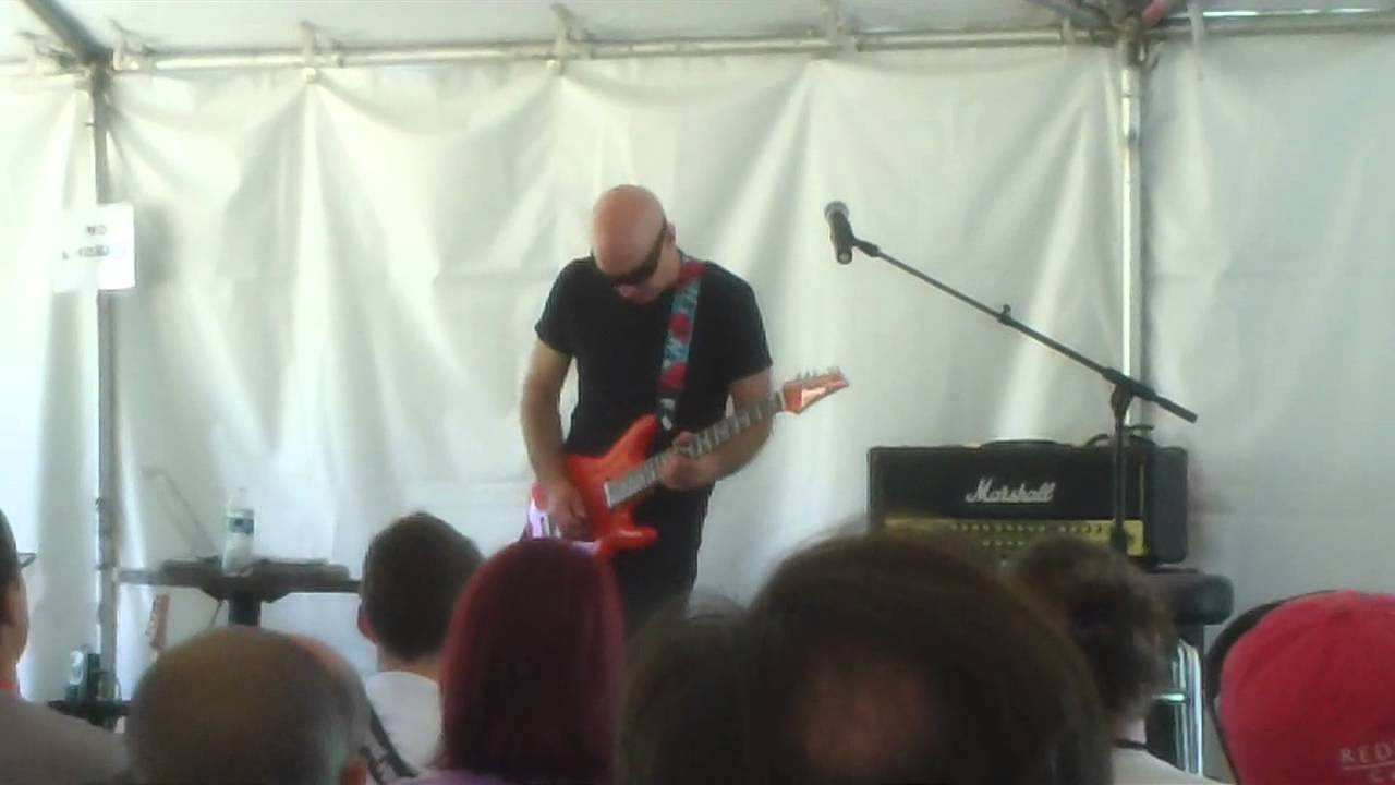 Joe performs Ceremony during his Master Class at the G4 Experience Aug 2014