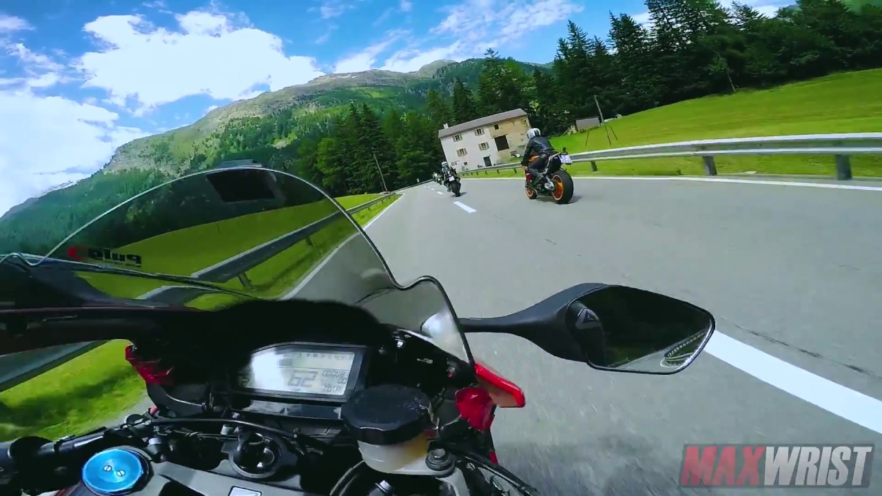 Young MaxWrist отпраздновал Honda CBR1000RR Fireblade Superbike в Италии Mountain Ride in the Rain