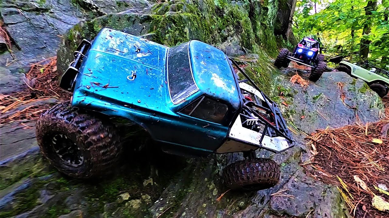 Group Trail in the mud and rain // Axial SCX10ii Capra Trx-4 Sport Gatekeeper // RC Rock Crawler