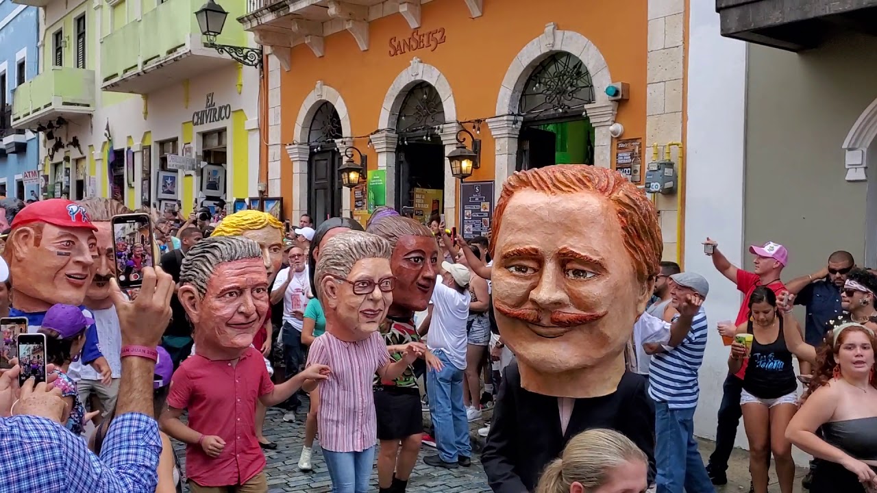 Cabezudos en las fiestas de la calle San Sebastian en San Juan, Puerto Rico.