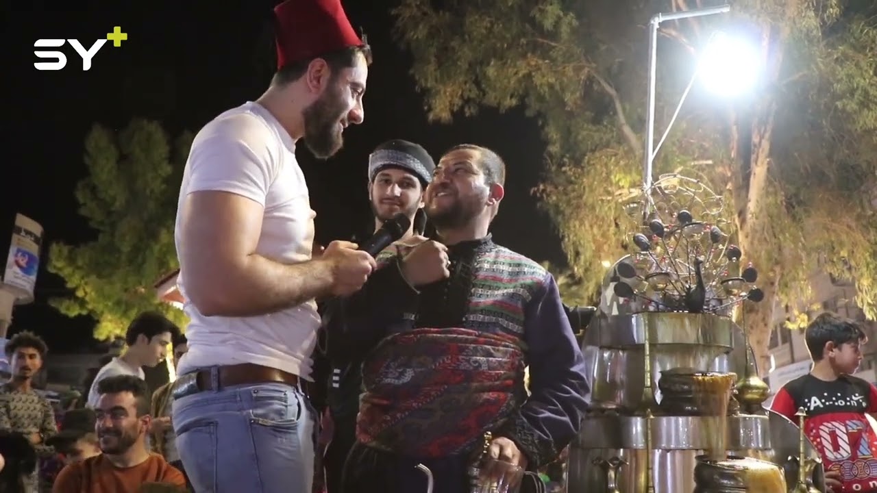 أجواء العيد من ادلب .. بيرسم البسمة على قلوب الناس والغصة بقلبه حارقته😔