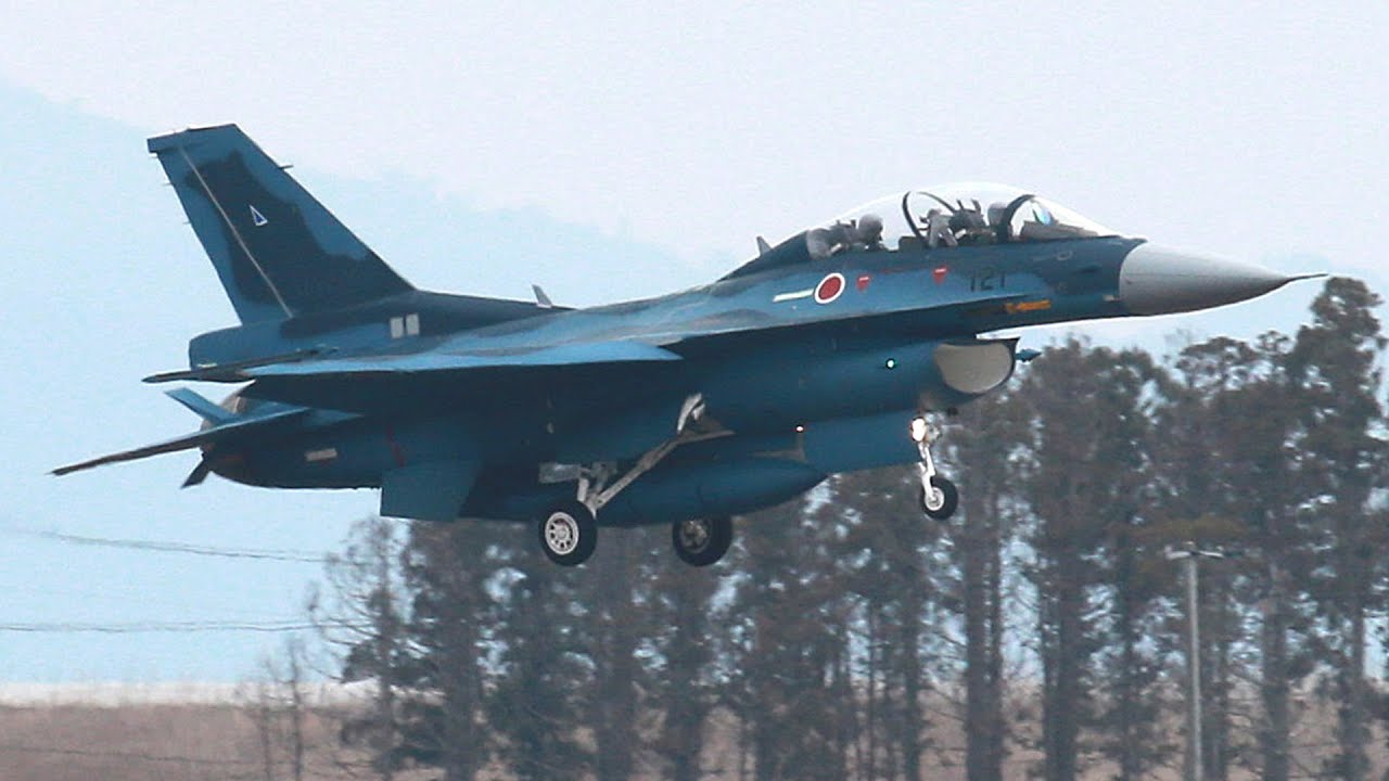 Ｆ２戦闘機が展示飛行　第21飛行隊が松島基地に帰還