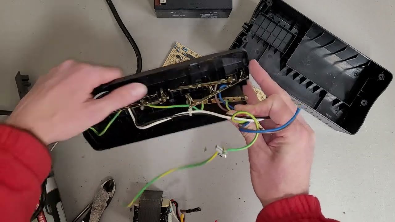 Источник бесперебойного питания Tripp Lite BC350 350VA с резервным питанием от батареи (старая ве...