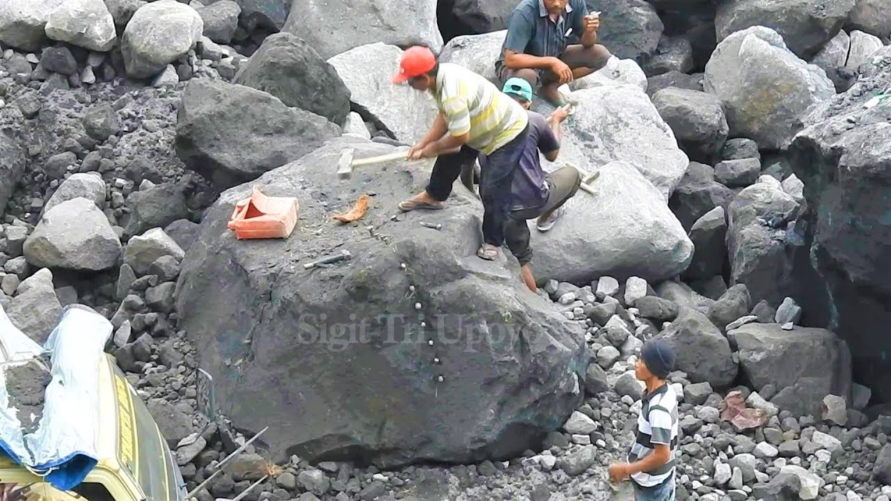 Beginilah Proses Memecah Batu Raksasa Menggunakan Palu Besar | Stone Splitting