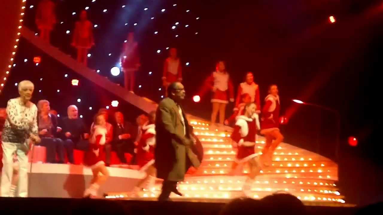 Emma Staelens 12j Kerstshow Lotto Arena 2012 (vooraan helemaal rechts onderste trap)