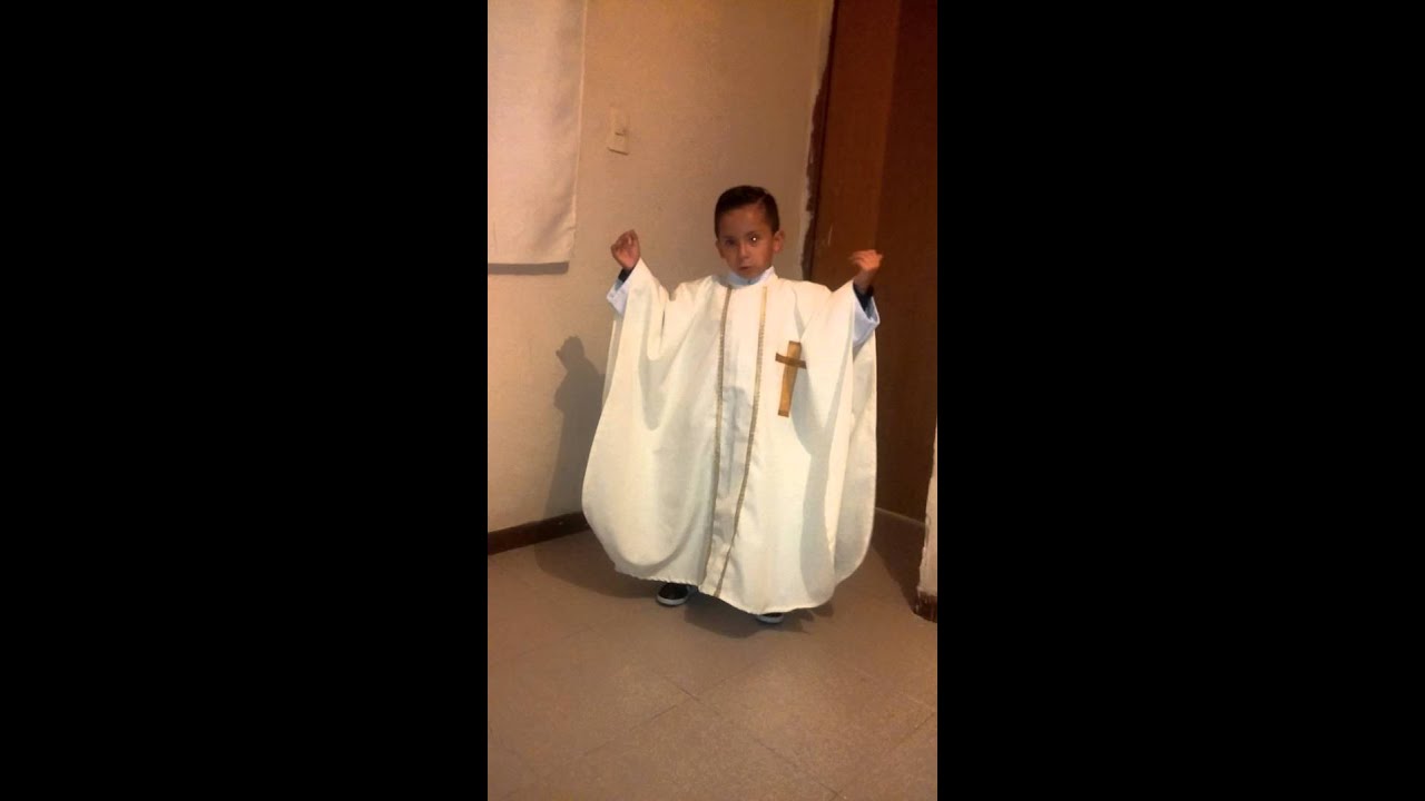 El gran talento niño haciendo misa
