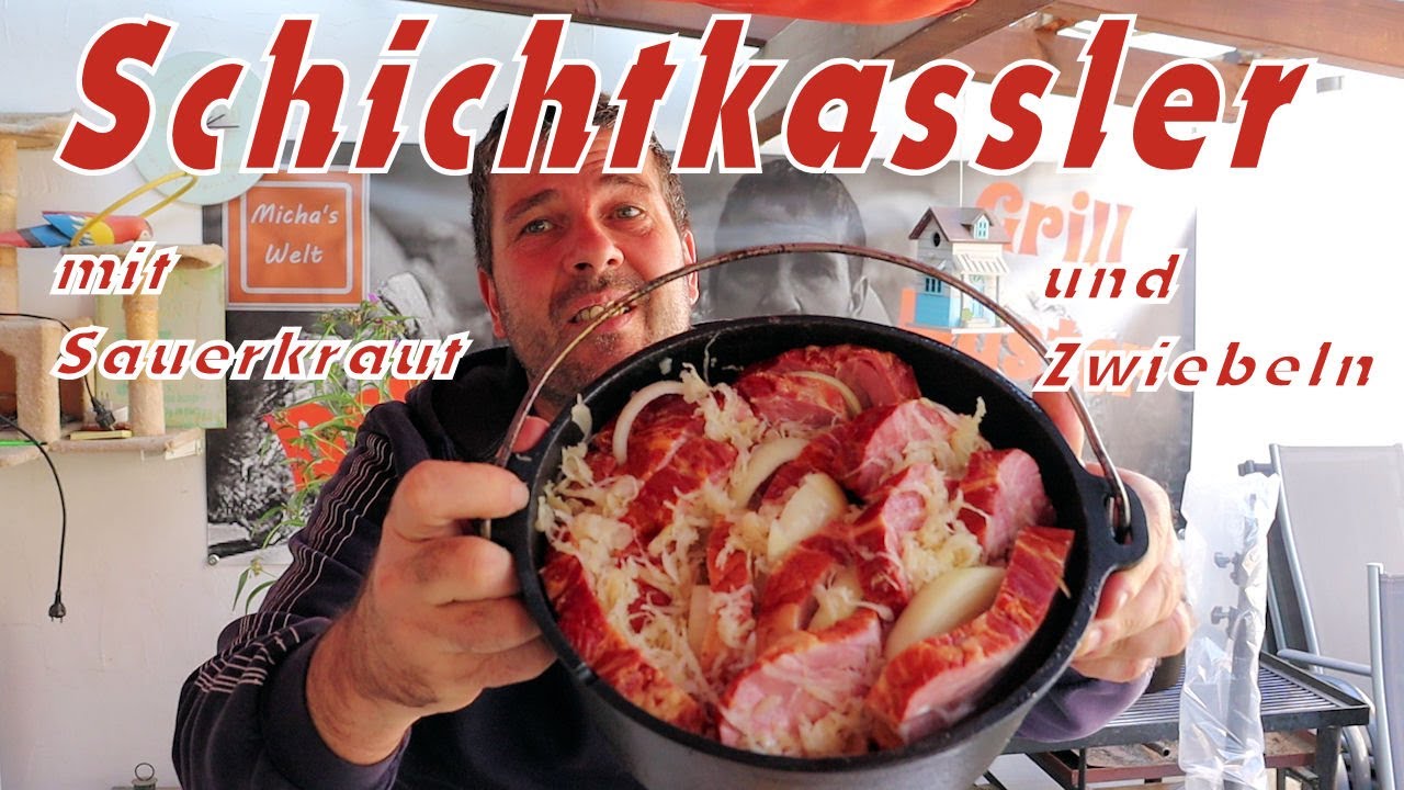 Kassler Nacken Schichtkassler mit Sauerkraut und Zwiebeln im Dutch Oven