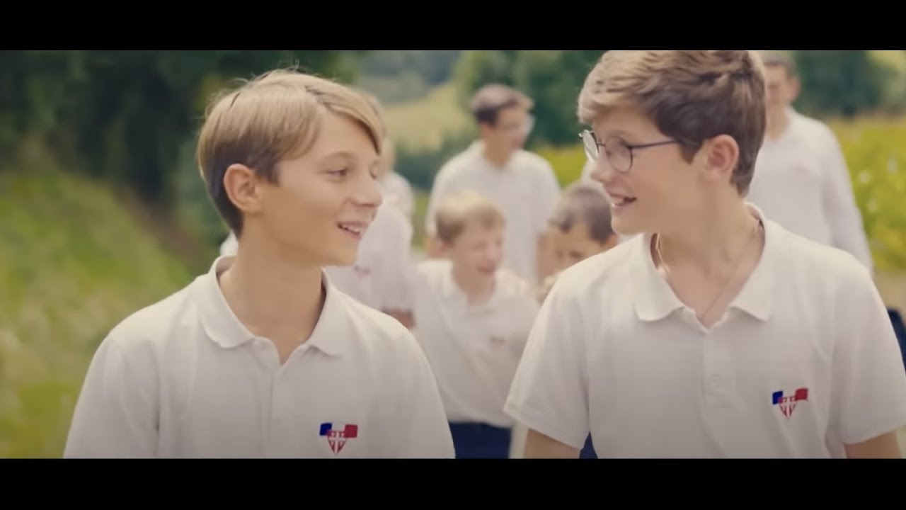 Les Petits Chanteurs à la Croix de Bois - Regardez l'humilité de Dieu - Lourdes (Clip officiel)