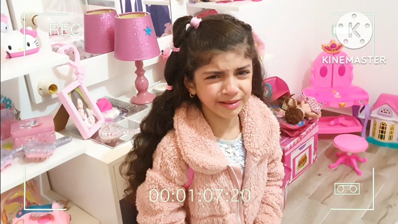 سبت بنتى فى البيت لوحدها تكنس وتمسح(الذل)😥وأنهارت البنت من البكاء😭 (التفرقة بين الأخوات)😥