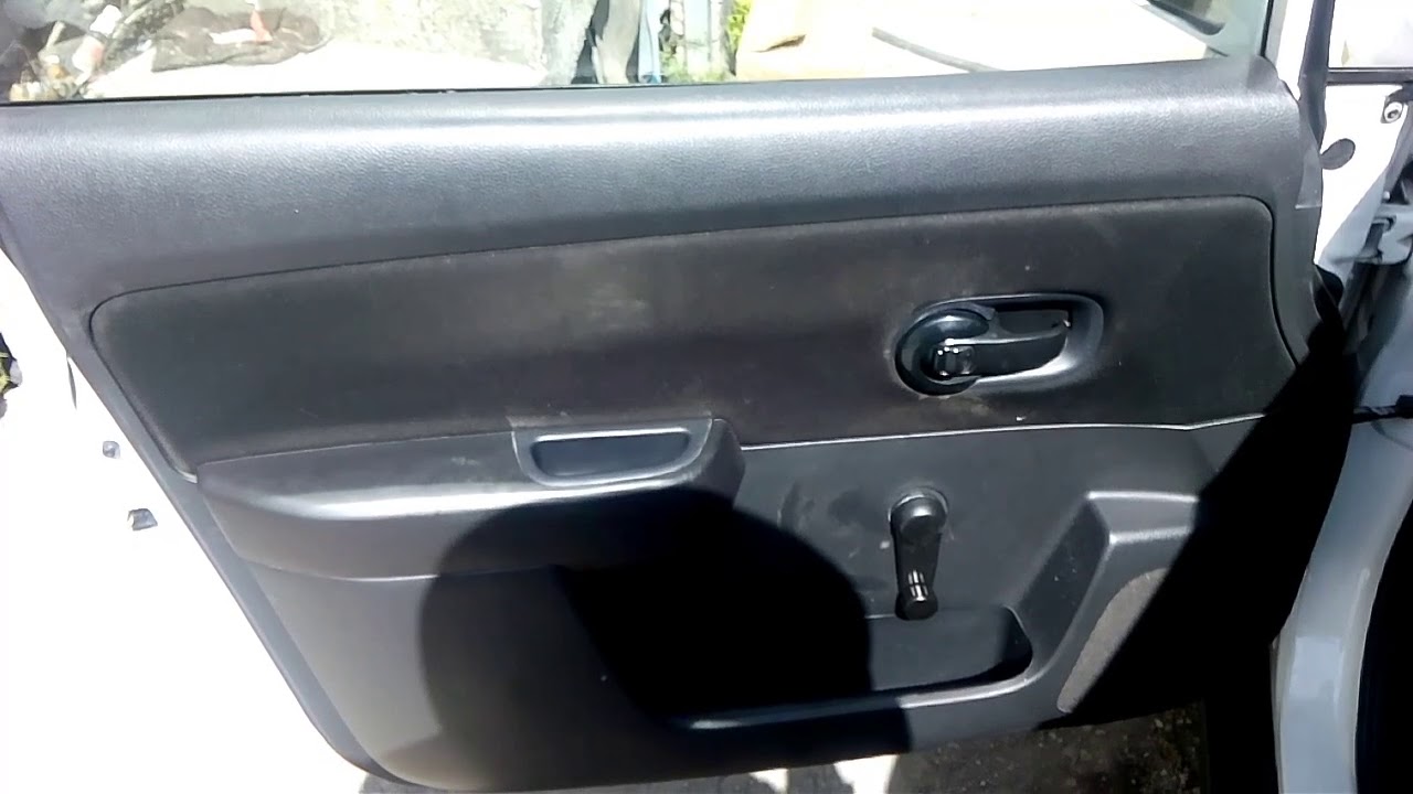Como quitar la tapa de la puerta delantera de tiida