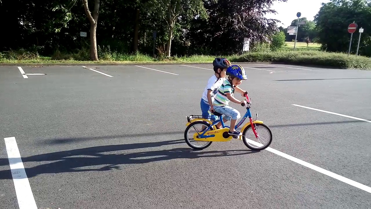 Aram und Radwan lernen Fahrrad fahren