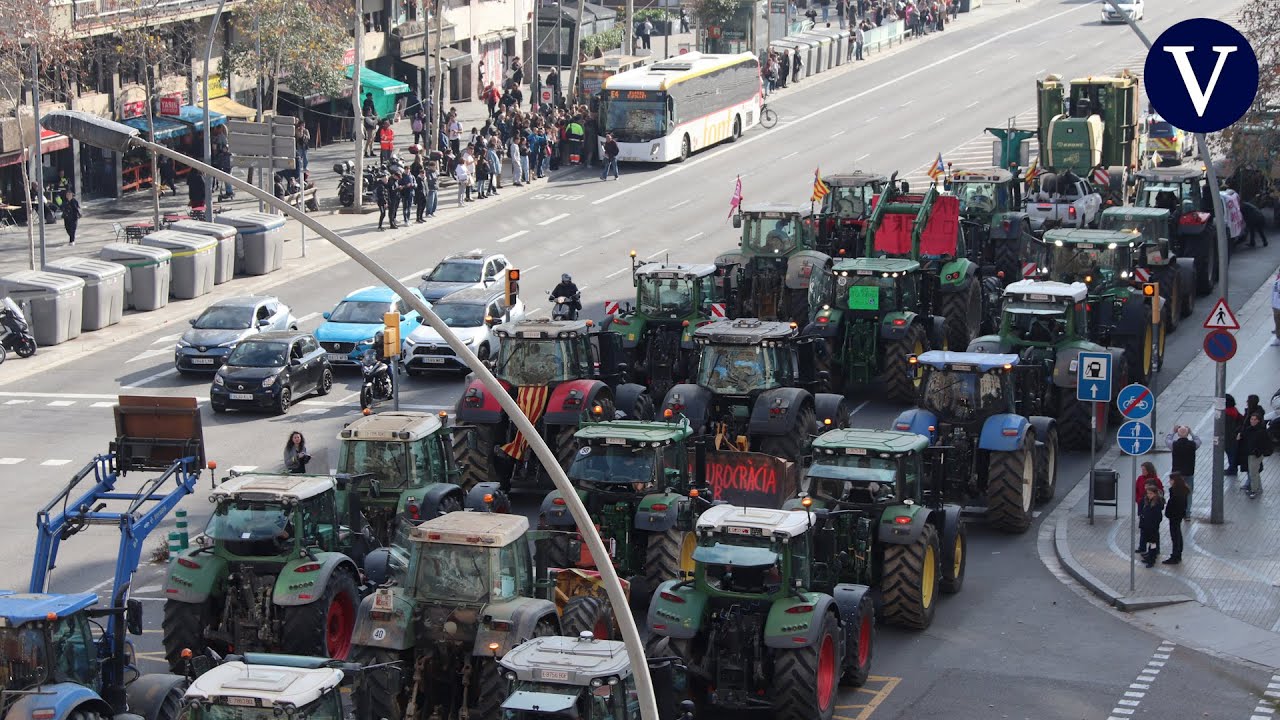 Los tractores colapsan Barcelona y se dirigen al centro de la ciudad