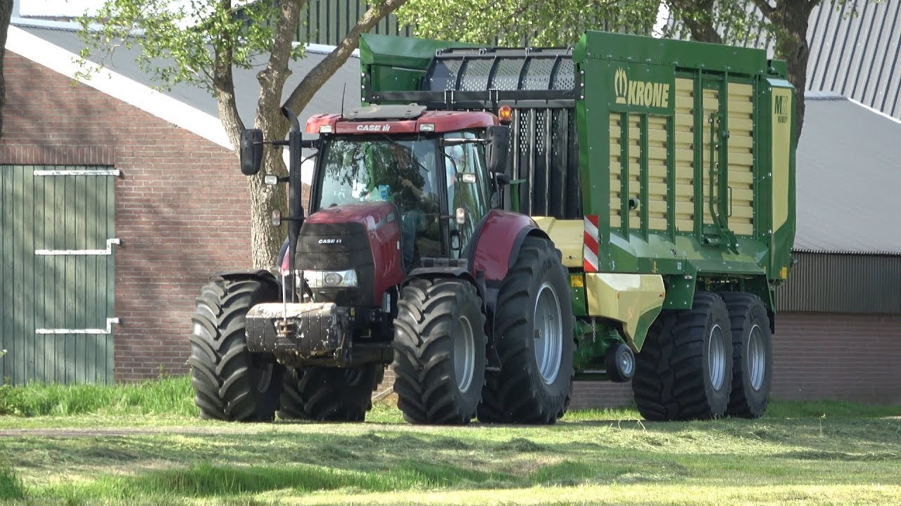 Gras oprapen met Case IH Puma 145 CVX en nieuwe Krone MX 370 GD opraapwagen (2019)