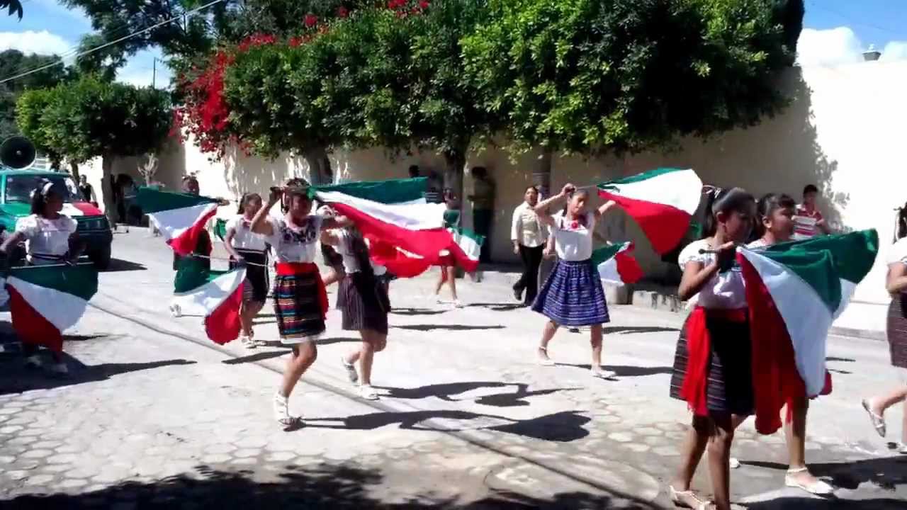 Chicas con banderolas en Desfile de 16 de Septiembre en Tlacotepec