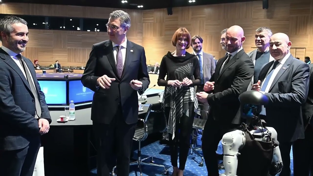 Interakcija premijera Andreja Plenkovića i članova Vlade s robotima