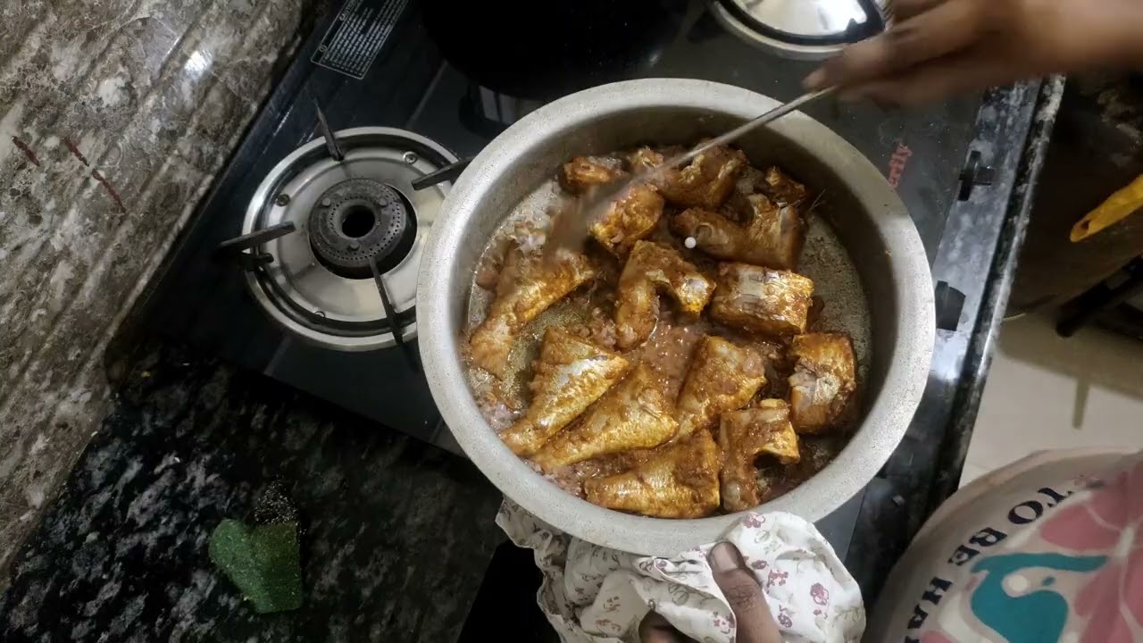 చేపల పులుసు 😋 ఆంధ్రా స్టైల్ లో ఎలా చెయ్యాలో చూడండి#seafood#recipes #viralvideo#fishcurry#subsribe 