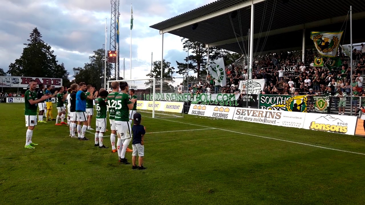 J-Södra spelare och Green Machine firar 2-1 sigar mot Västerås SK 23. juli 2019