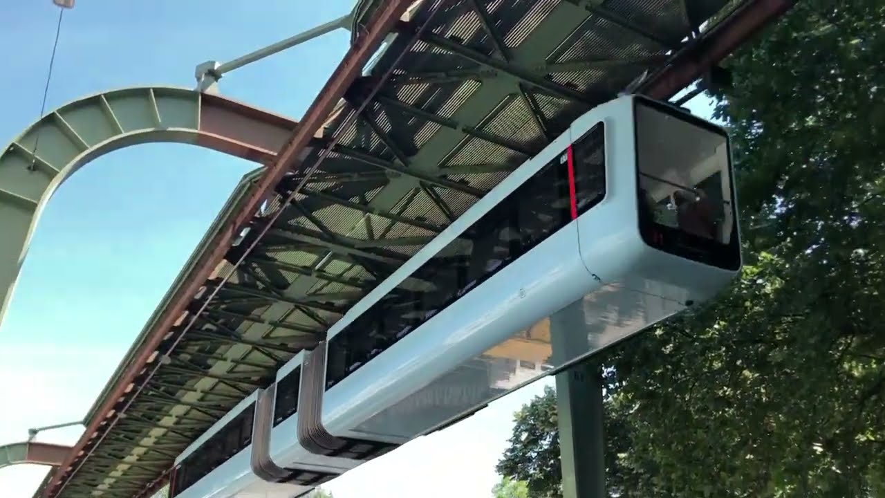 Wuppertal Schwebebahn im Sommer