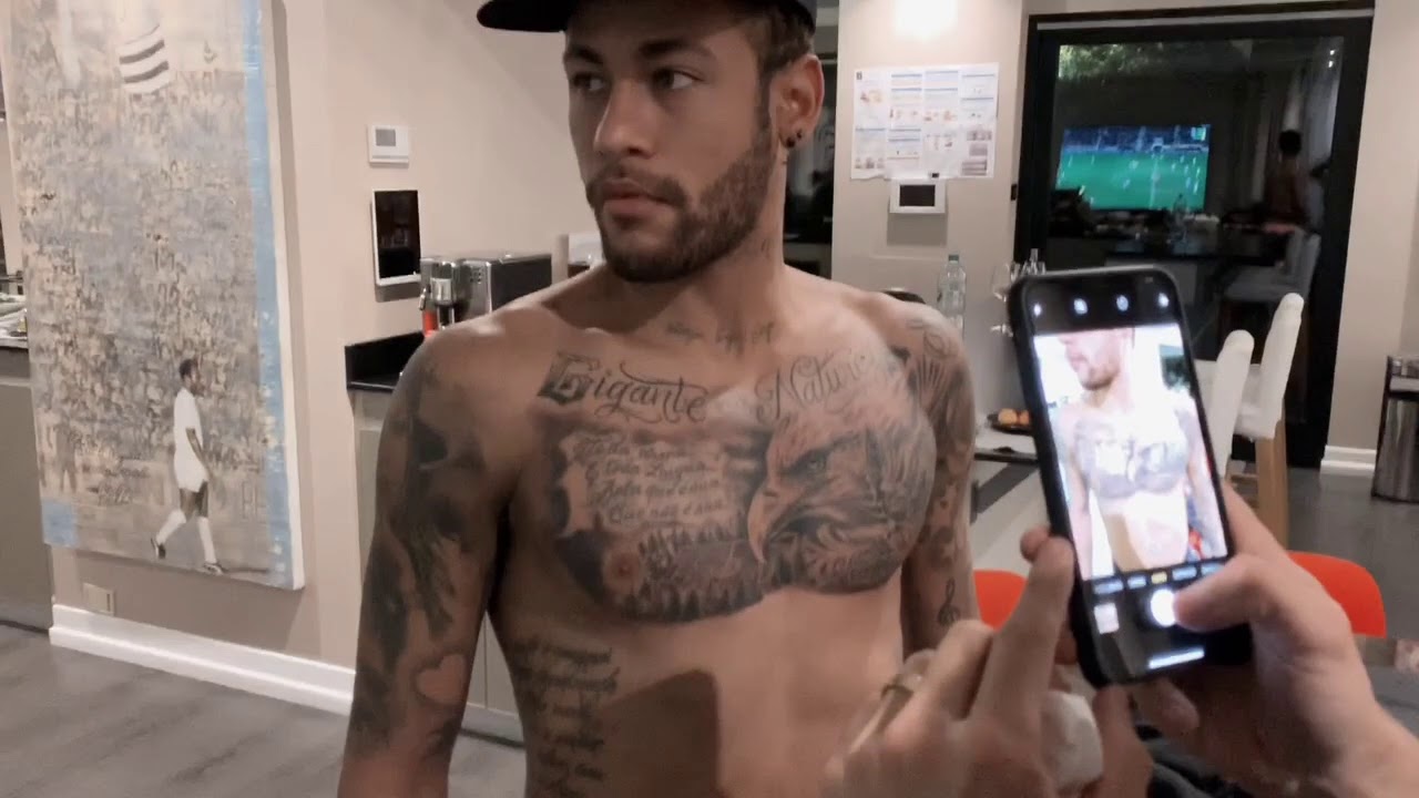 Tatuando Neymar Jr, Ederson e Steve Aoki.