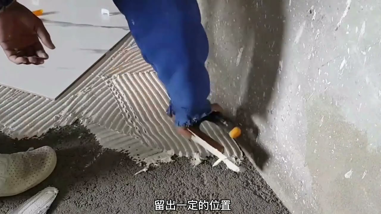 小伙3分钟贴&ldquo;陶瓷地砖&rdquo;全过程，原来贴瓷砖这么简单，涨知识了
