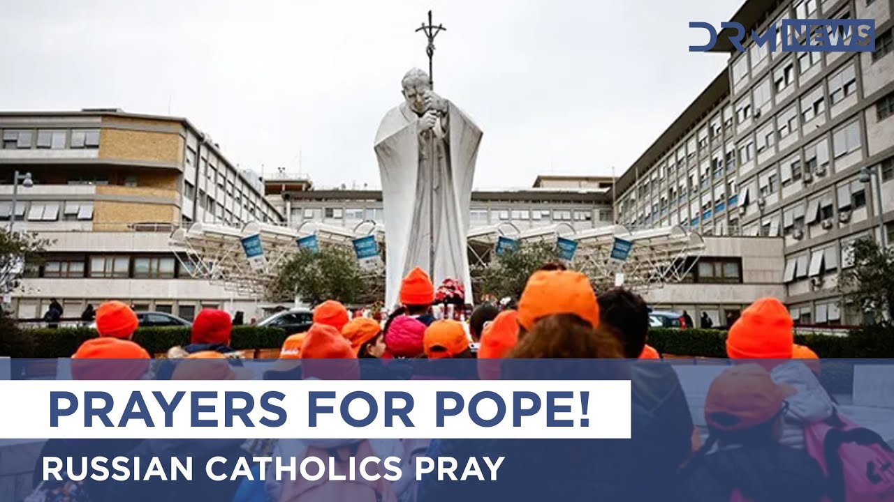 Russian Catholics Pray for Pope Francis Outside Hospital | AK15