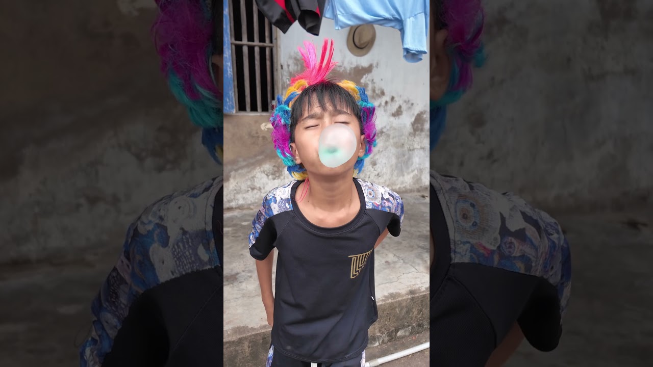 Thổi Bong B&oacute;ng Kẹo Cao Su Khổng Lồ! | Blow a Giant Bubble Gum Balloon! #shorts