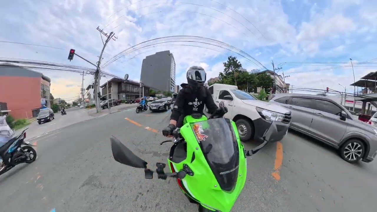 Fist bump 😍😍 #kawasaki #z1000 #kawasakininja #bigbike #insta360 #insta360x5 #ninja #zx25r #fyp