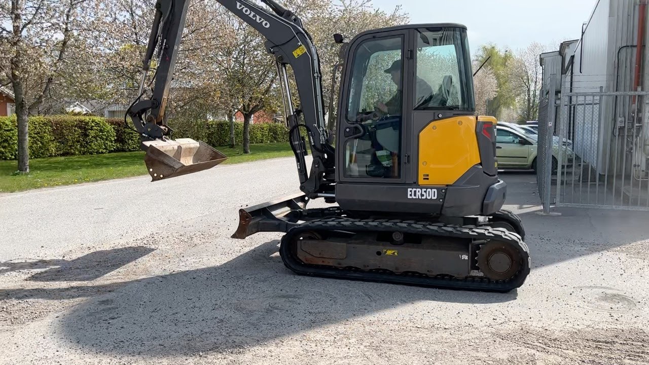 K&ouml;p Gr&auml;vmaskin Volvo ECR50D med hydraulisk sl&auml;ntskopa p&aring; Klaravik