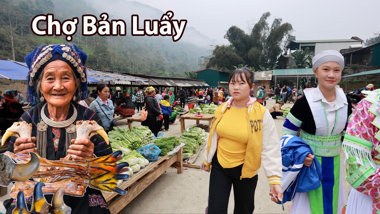 Chợ bản Luẩy xa xôi hẻo lánh- Các bà cụ vẫn bán sương móng và nanh hổ