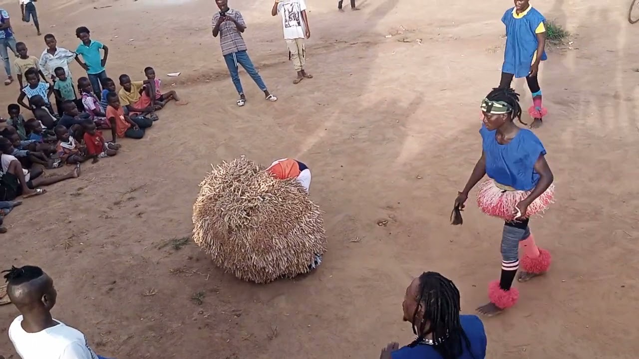 masque carton de tchebloguhé en prestation dans son village 🤝