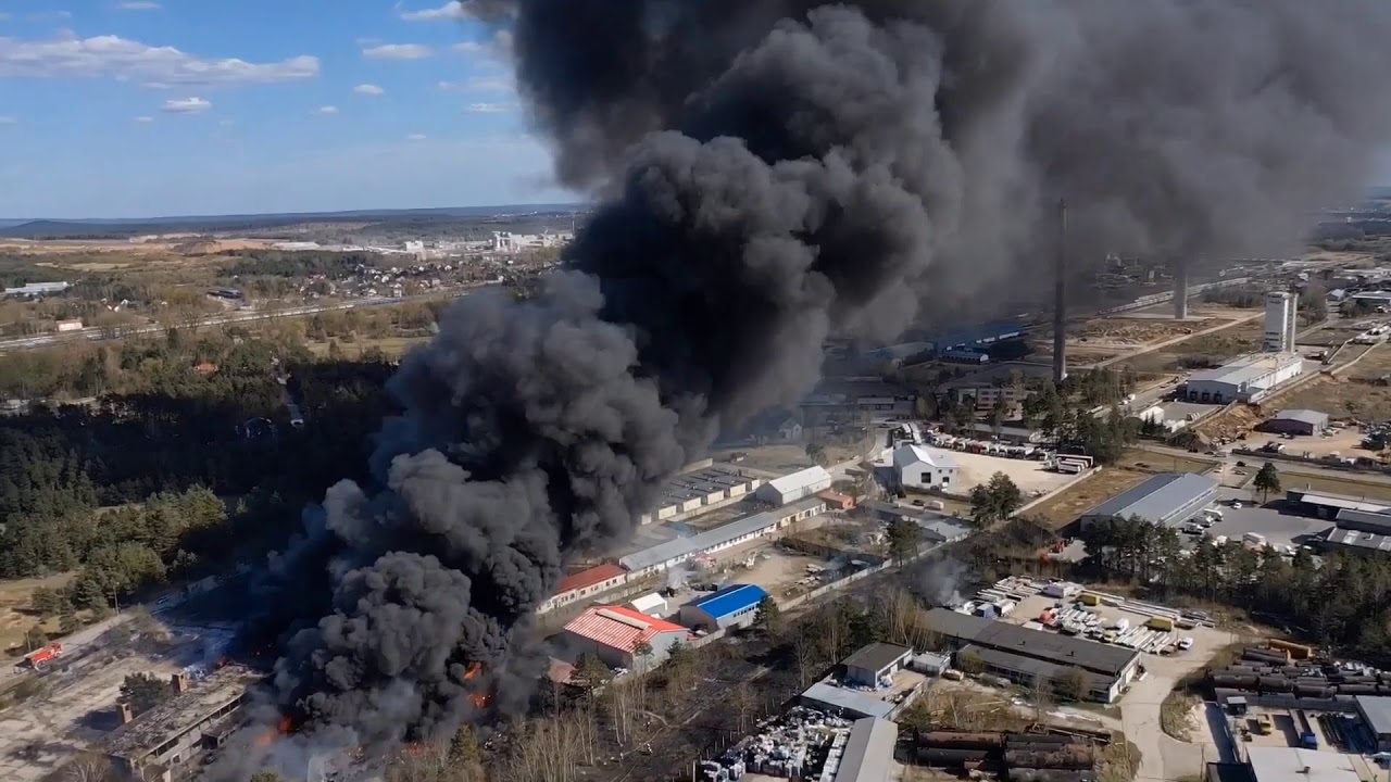 Sitk&oacute;wka-Nowiny. Pożar składowiska odpad&oacute;w. Wybuch beczki z chemikaliami (19.04.2020)