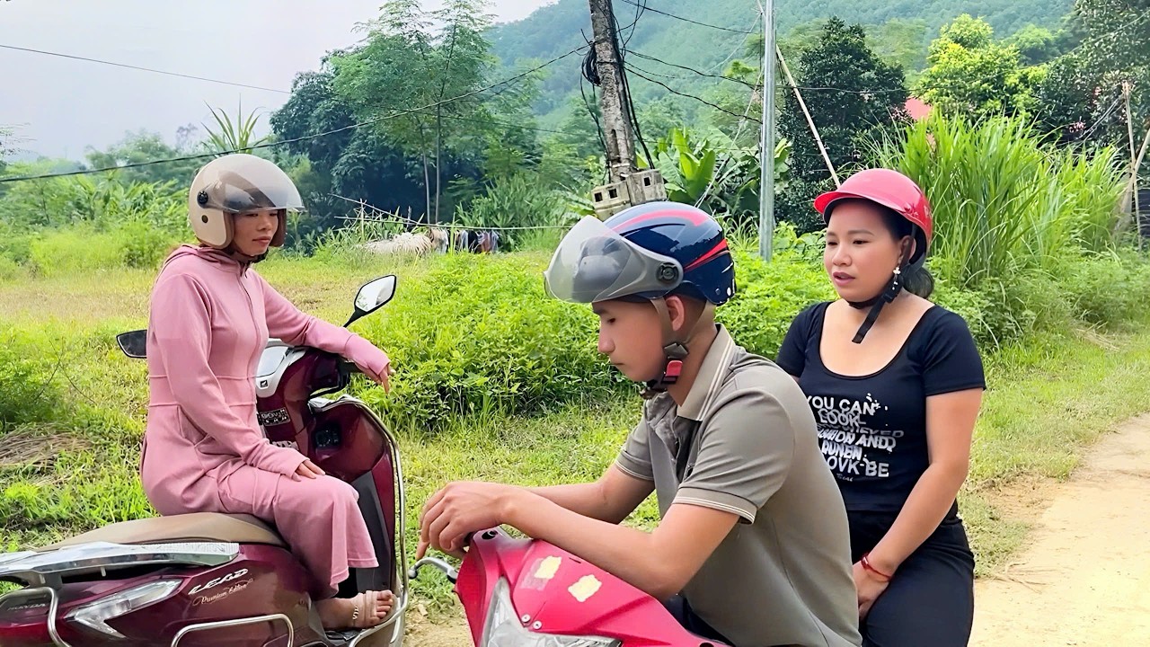 The strange woman asked Tu about the money she had lost, and Pan reacted strangely