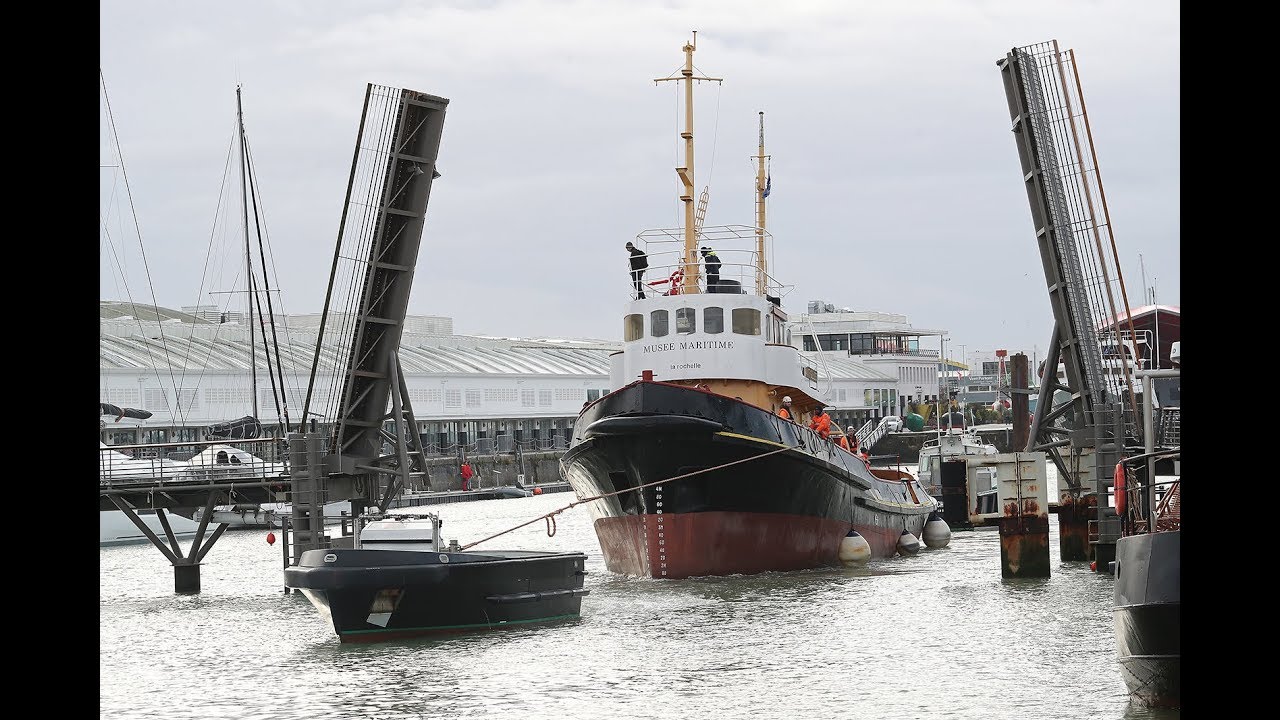 Les Lamaneurs de La Rochelle déplacent la Flotte du Musée Maritime