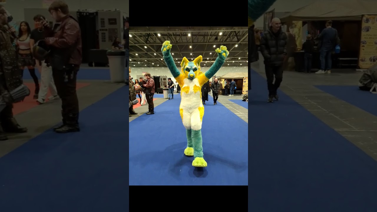 Chemic takes a stroll through Megacon #cosplay #furry #fursuit