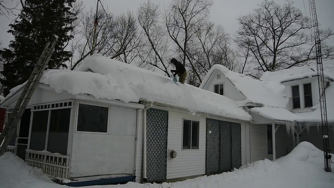 Как убрать снег с крыши