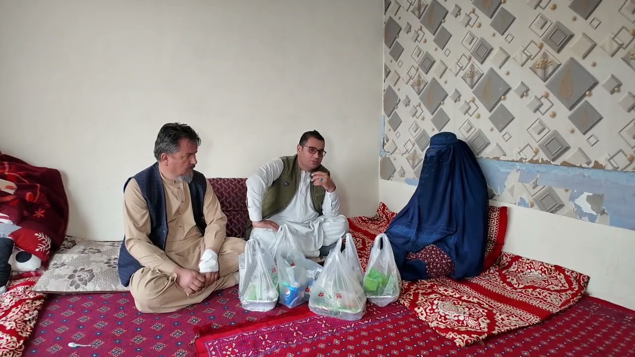 اشک ولبخند کمک بنیاد عزیزی و افطاری توسط رستورانت برگ برای استاد مکتب