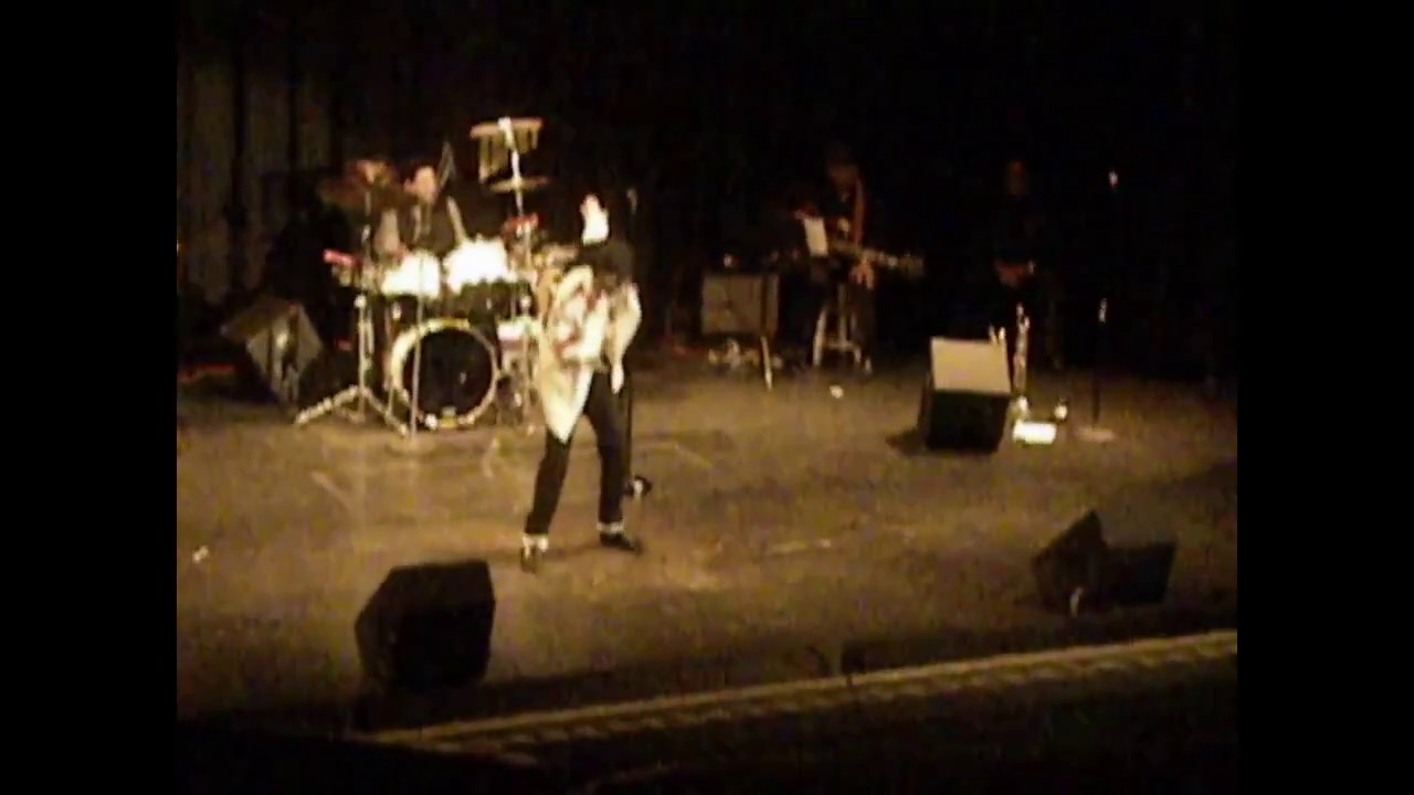 Michael Jackson Impersonator - Man In The Mirror Live