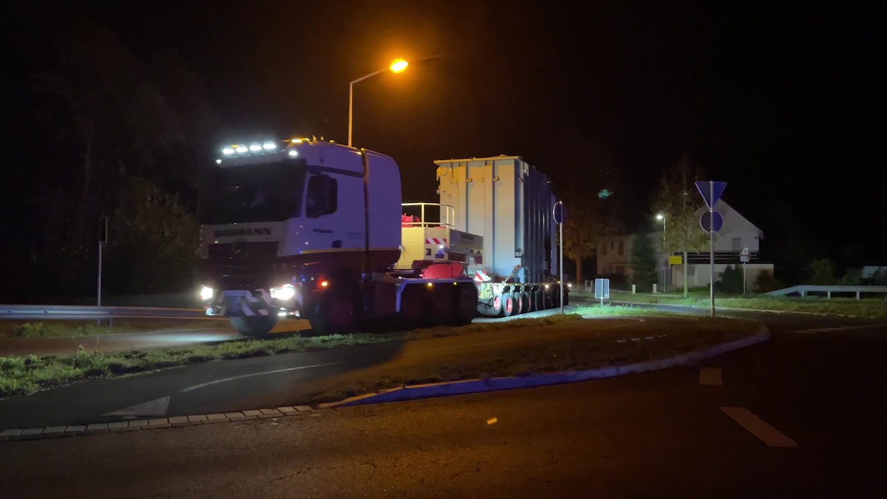 Schwertransport Firma Baumann mit Polizeibegleitung in Königswinter-Oberdollendorf am 29.10.21