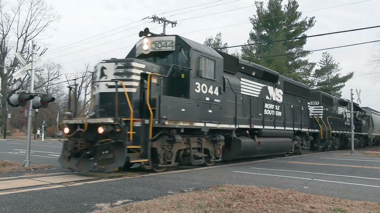Saturday Conrail Freight Train Action - Great RS3L & P3 Horn Action! - 12/13/2025