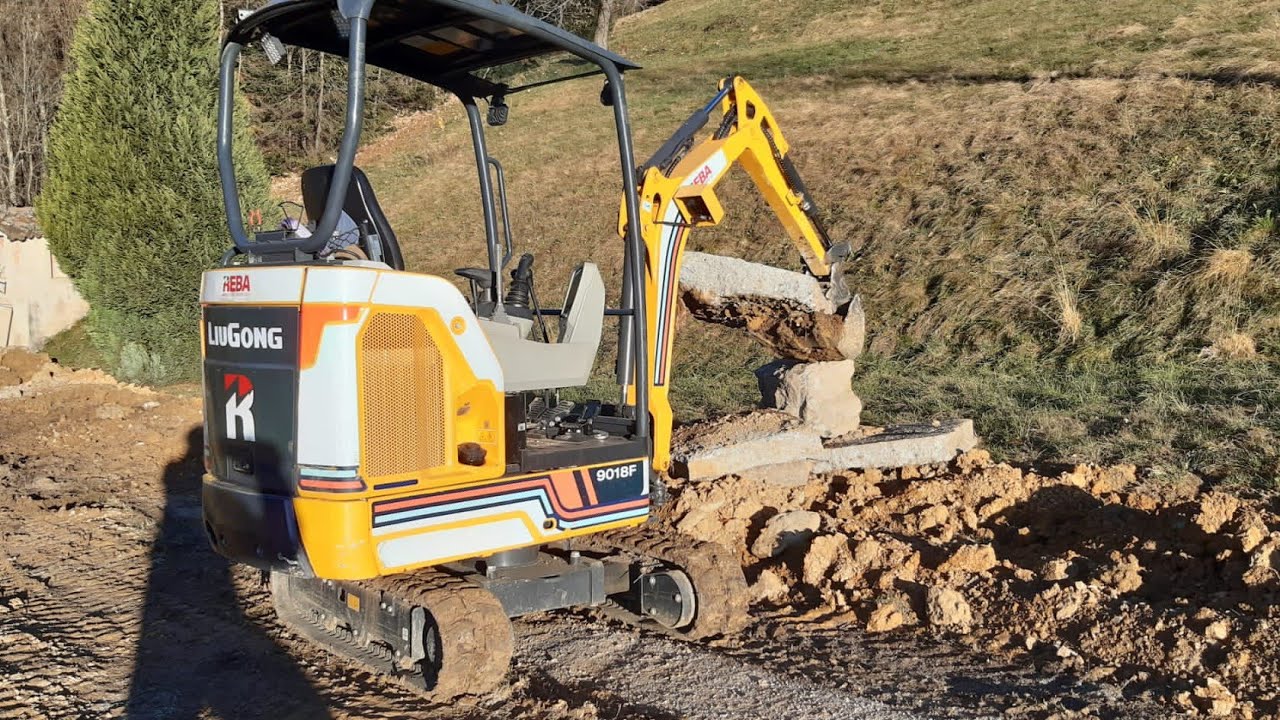 👉 sistemiamo un argine 🚧 con il #miniescavatore‼️