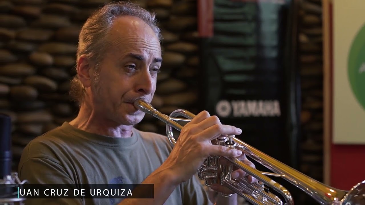 Juan Cruz de Urquiza probando la YAMAHA YTR-2330s PURO BRASS