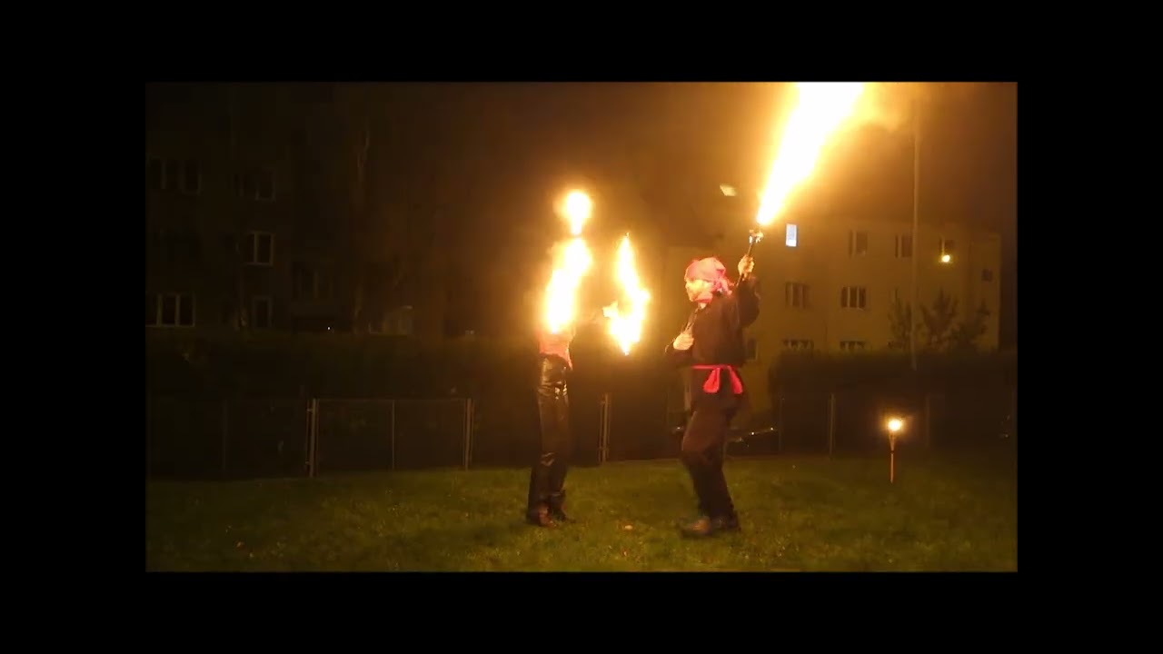 Půlnoční cirkus 2024 - Fireshow Beach Party: 04 fan and fire-sword