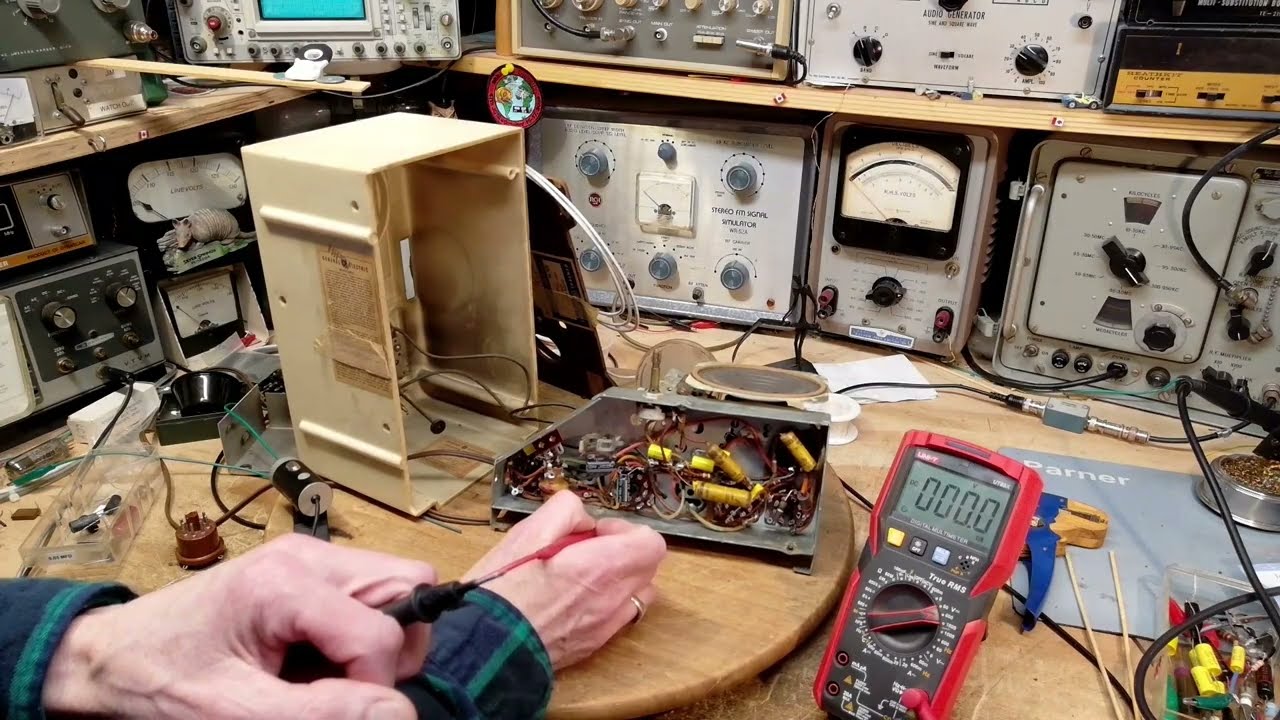 Видео №12 о канадском ламповом радиоприемнике General Electric C67 — Последние восковые конденсаторы